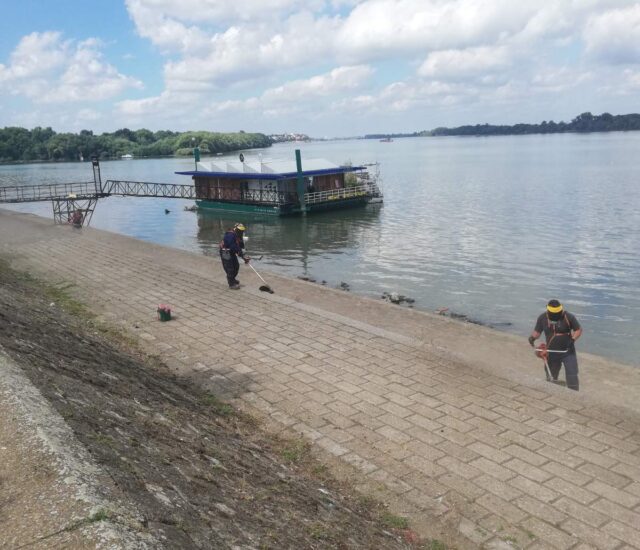 Наставак радова на чишћењу приобаља од куле Небојша до марине „Дорћол“