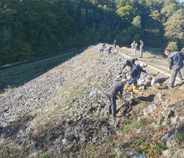 Уређење камене косине на брани Бела река